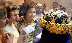 Iraqis enjoy the Nimrud jewels for a brief moment in 2003